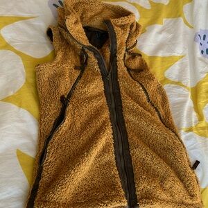 Kuhl Women’s Flight Vest. Golden brown Italian fleece. Snug fit & warm.